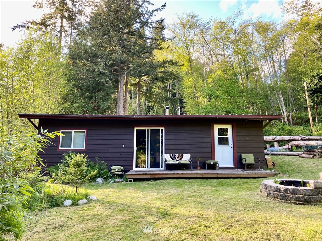 7286 Holst Road Clinton, WA 98236 - Photo 1 of 15 Gallery Image 1