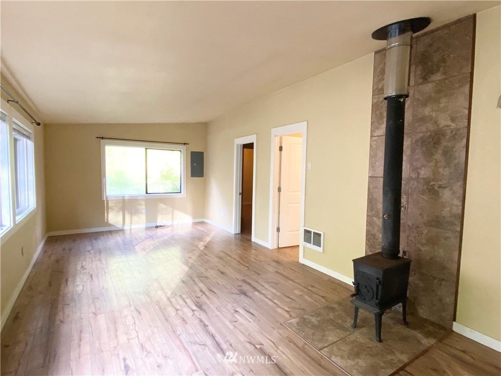 7286 Holst Road Clinton, WA 98236 - Photo 3 of 15 Gallery Image 3