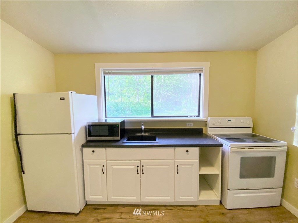 7286 Holst Road Clinton, WA 98236 - Photo 5 of 15 Gallery Image 5