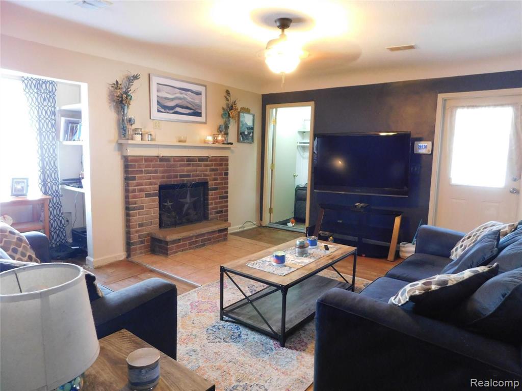 2539 Lavelle Road Flint, MI 48504 - Photo 5 of 22 Gallery Image 5