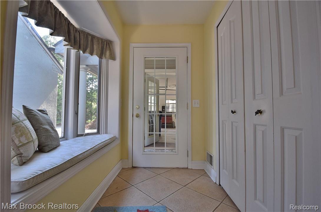 4205 Valley Forge Road Bloomfield Hills, MI 48301 - Photo 11 of 30 informal entry .JPG