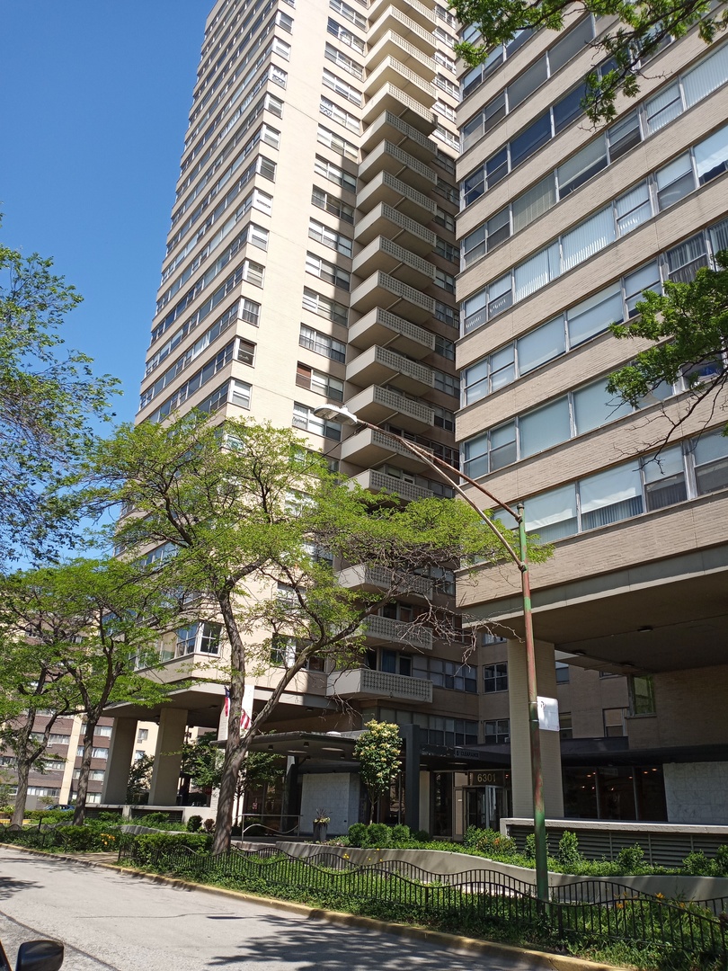6301 North Sheridan Road, Unit 4H Chicago, IL 60660 - Photo 1 of 17 a front view of a building