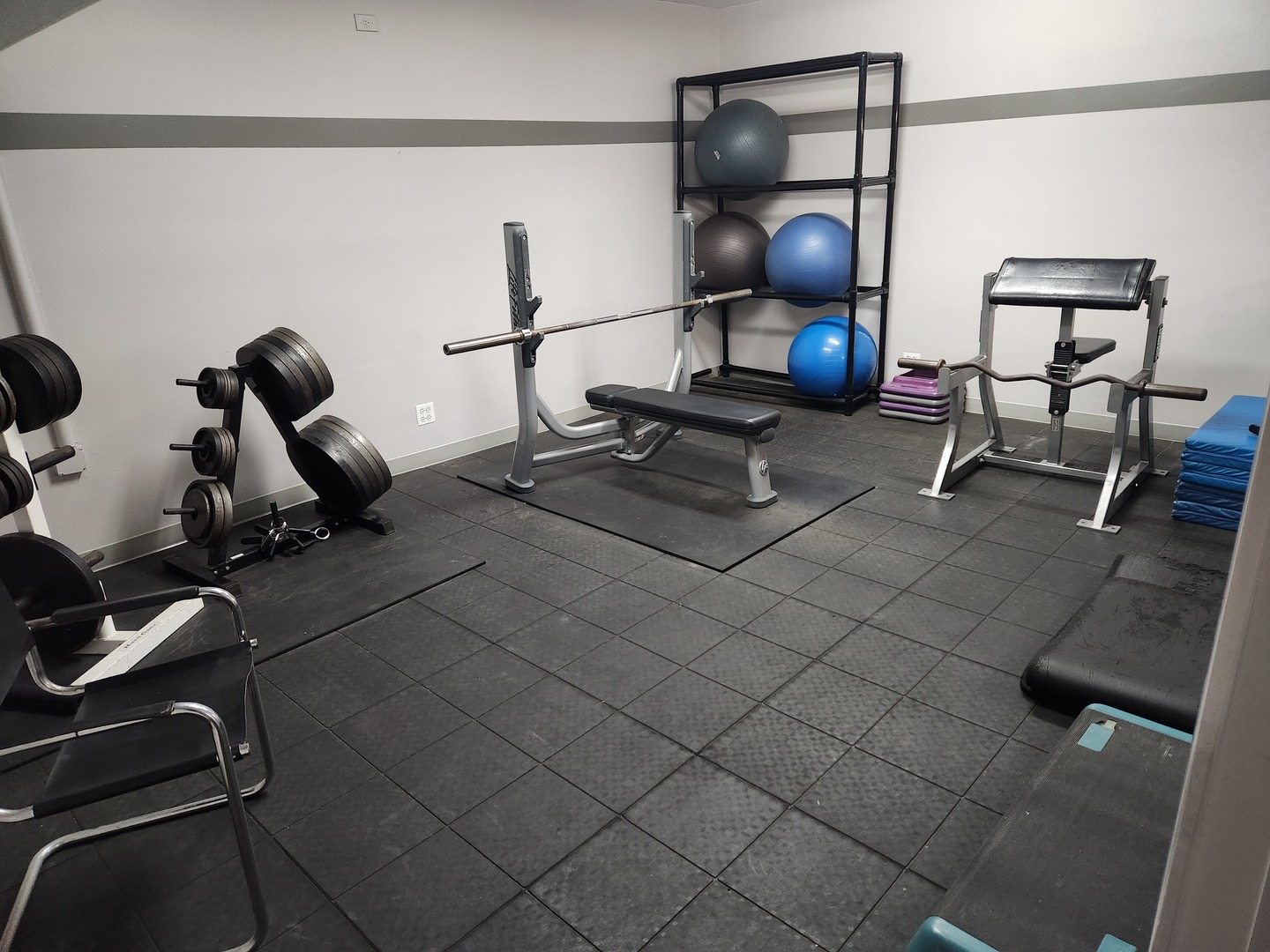 6301 North Sheridan Road, Unit 4H Chicago, IL 60660 - Photo 11 of 17 a room with gym equipment