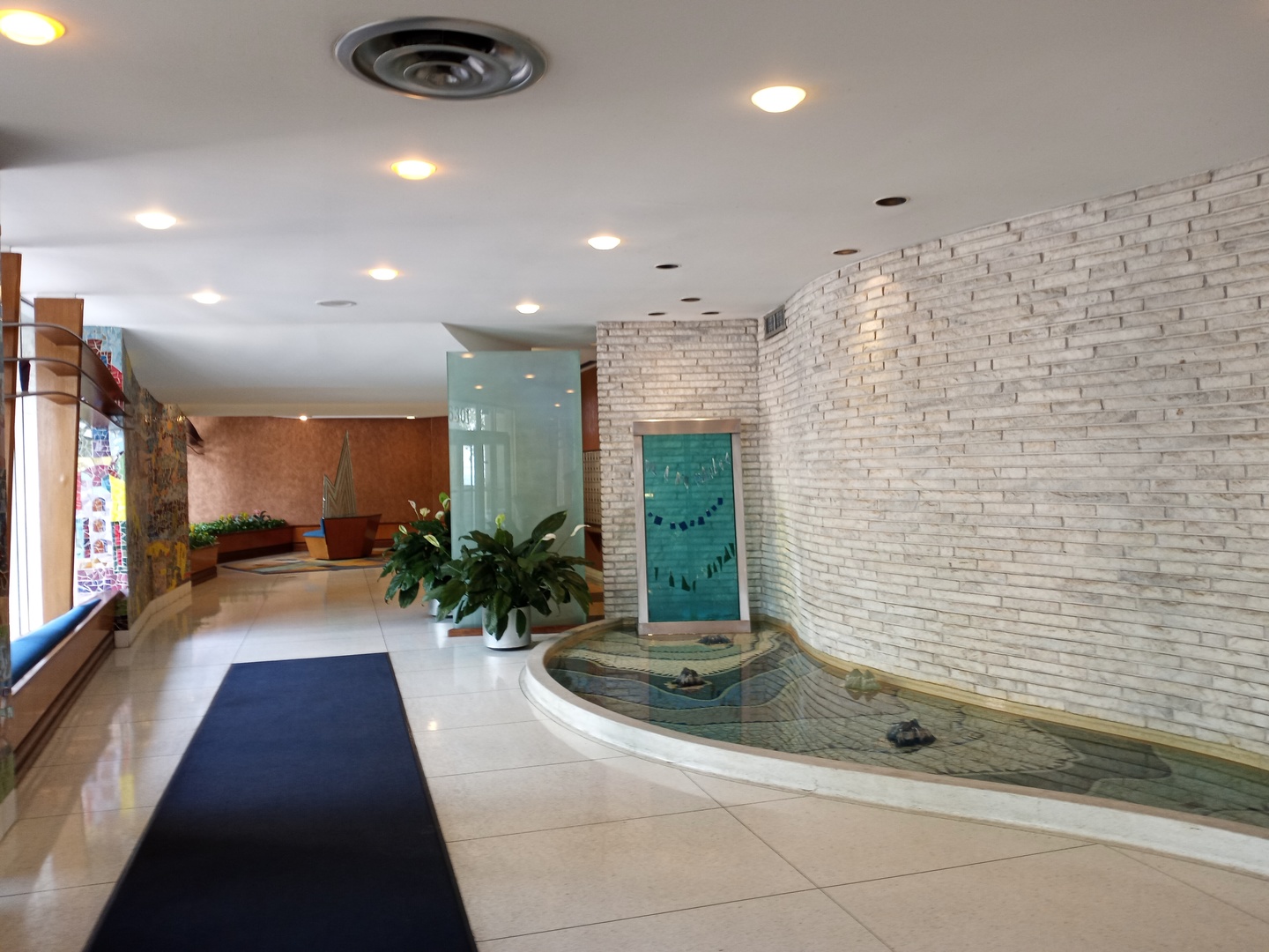 6301 North Sheridan Road, Unit 4H Chicago, IL 60660 - Photo 14 of 17 a lobby with a couch and potted plants
