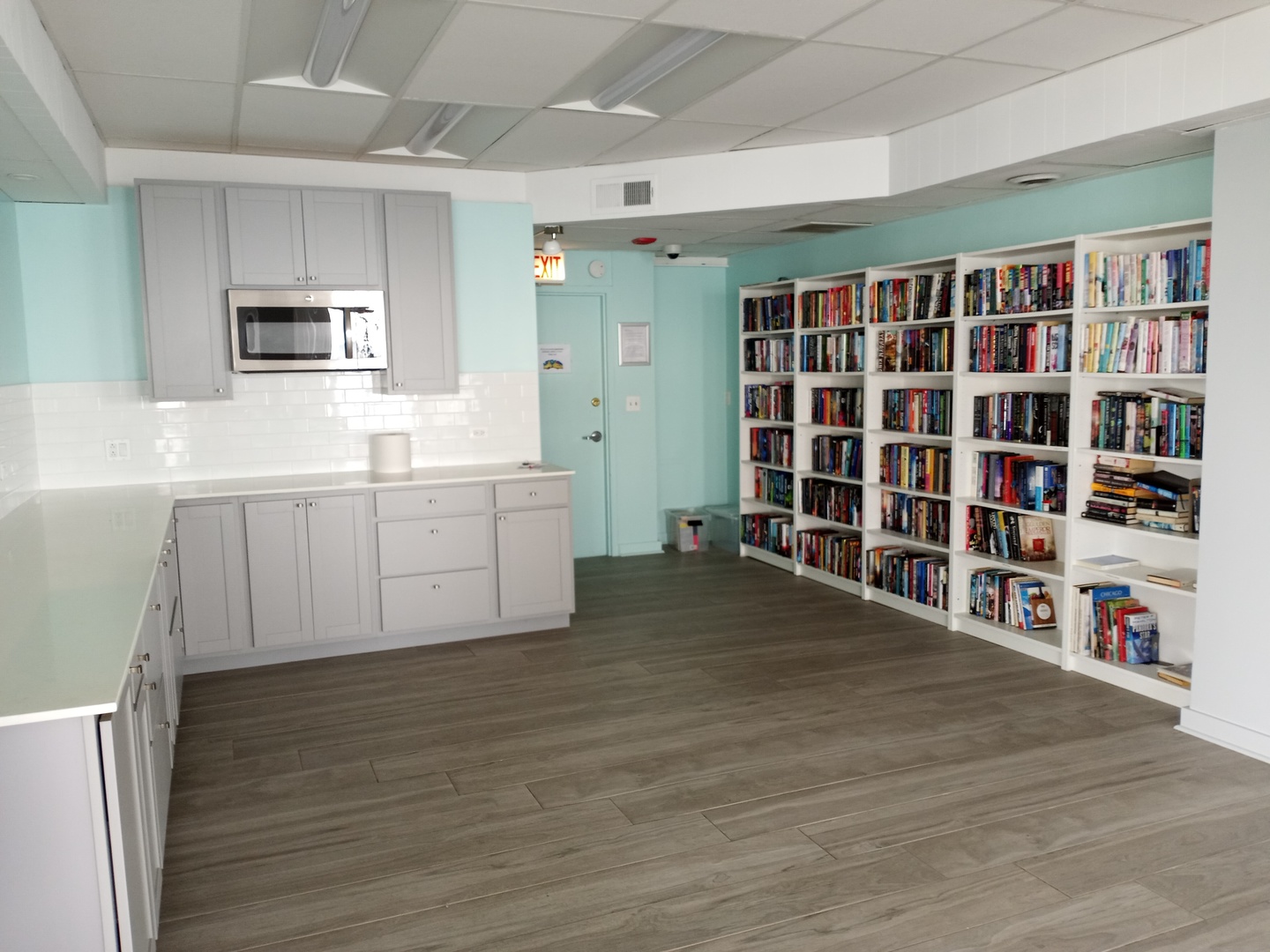 6301 North Sheridan Road, Unit 4H Chicago, IL 60660 - Photo 17 of 17 a view of kitchen with furniture and wooden floor