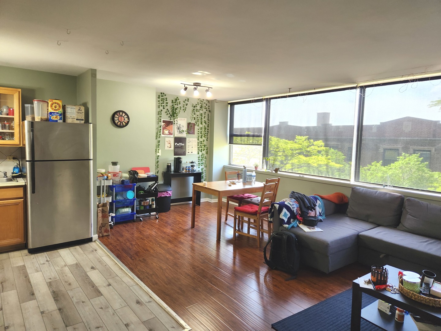 6301 North Sheridan Road, Unit 4H Chicago, IL 60660 - Photo 5 of 17 a living room with furniture and a large window