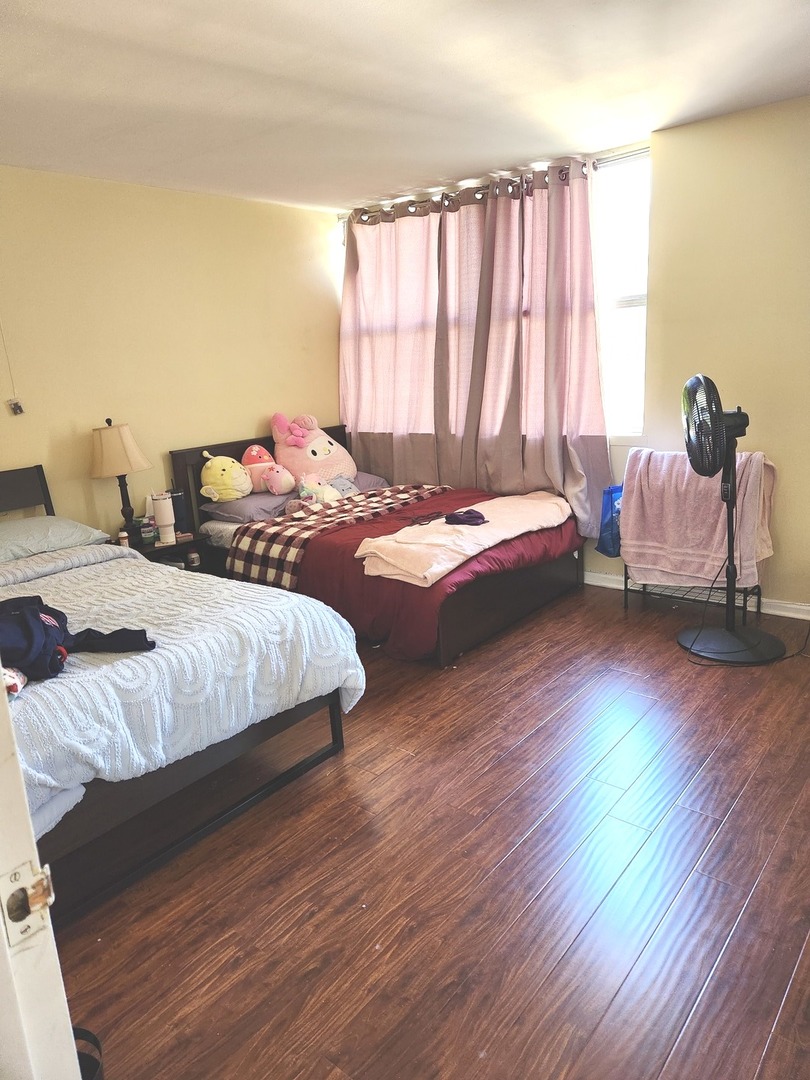 6301 North Sheridan Road, Unit 4H Chicago, IL 60660 - Photo 7 of 17 a bedroom with a bed and a window