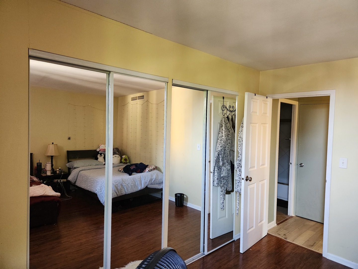 6301 North Sheridan Road, Unit 4H Chicago, IL 60660 - Photo 8 of 17 a room that has a bed and gym equipment