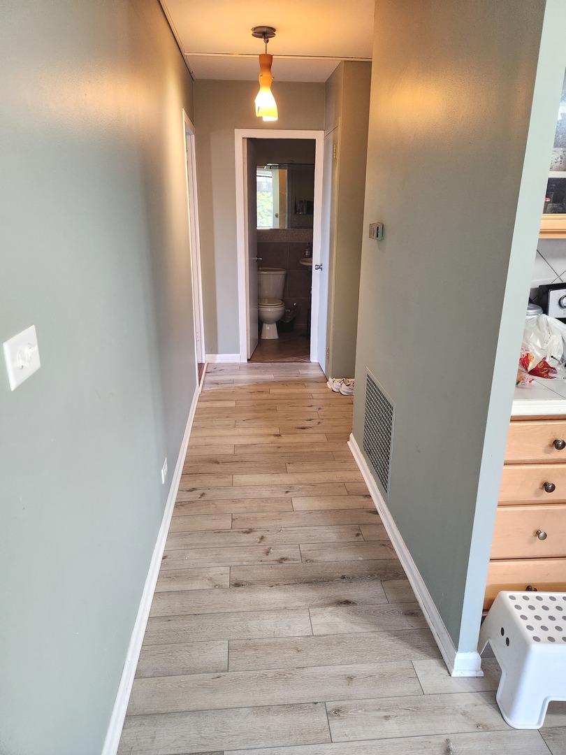 6301 North Sheridan Road, Unit 4H Chicago, IL 60660 - Photo 9 of 17 wooden floor in a gallery with wooden floor