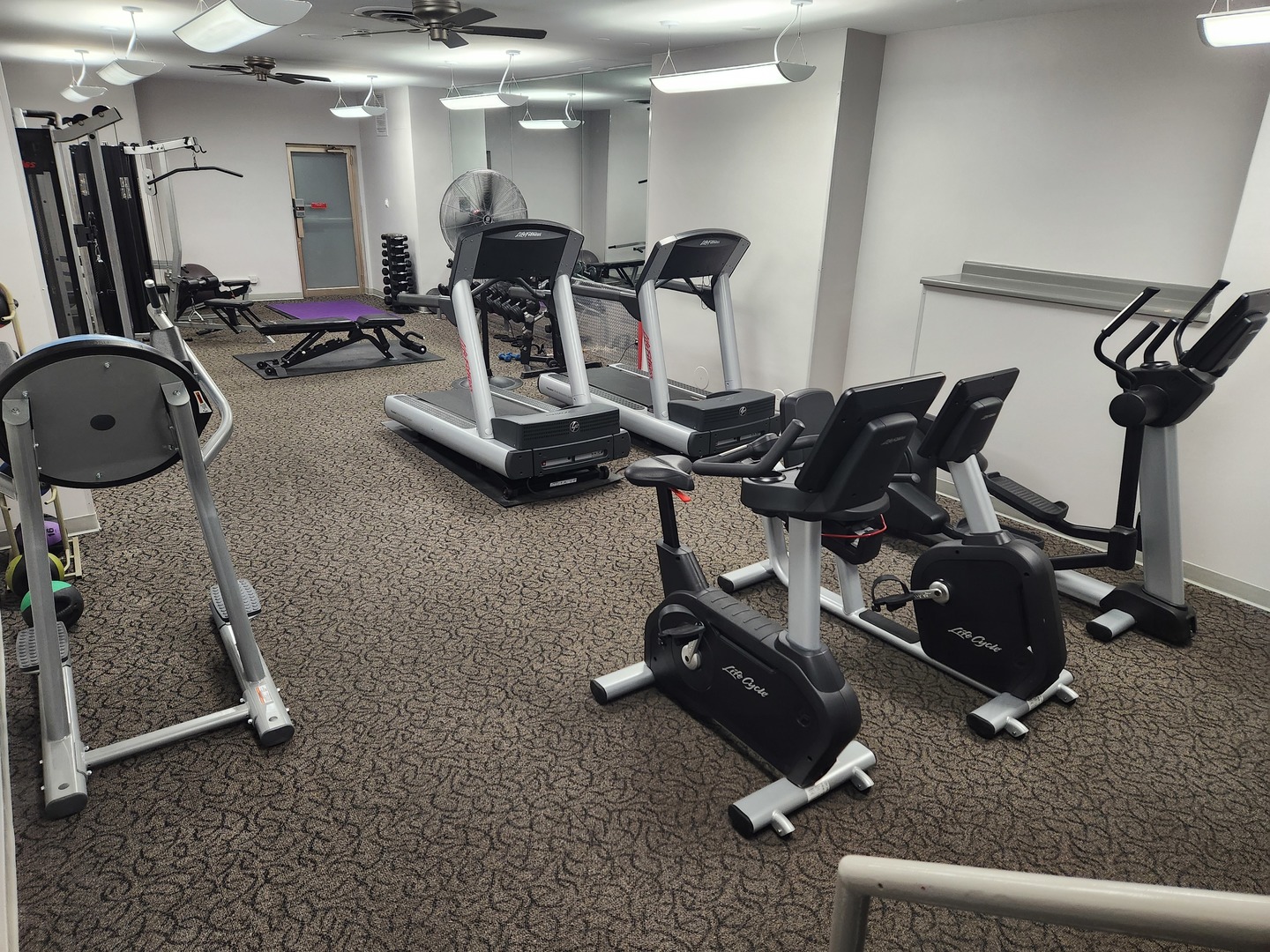 6301 North Sheridan Road, Unit 4H Chicago, IL 60660 - Photo 10 of 17 a view of a room with gym equipment