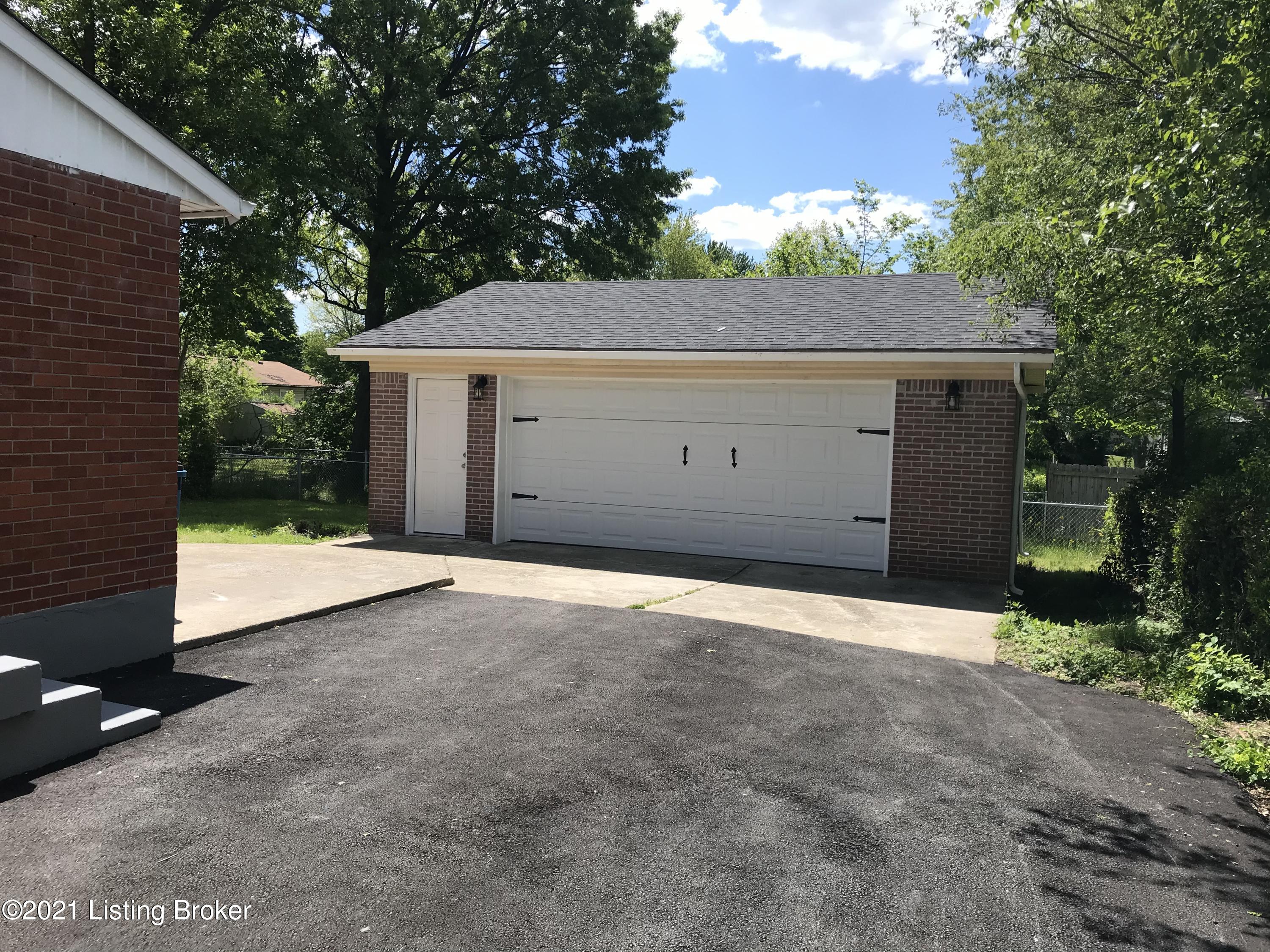 5108 Red Fern Road Louisville, KY 40218 - Photo 32 of 34 C2C3C2A5-42B9-4213-B62F-22DE172BBE06