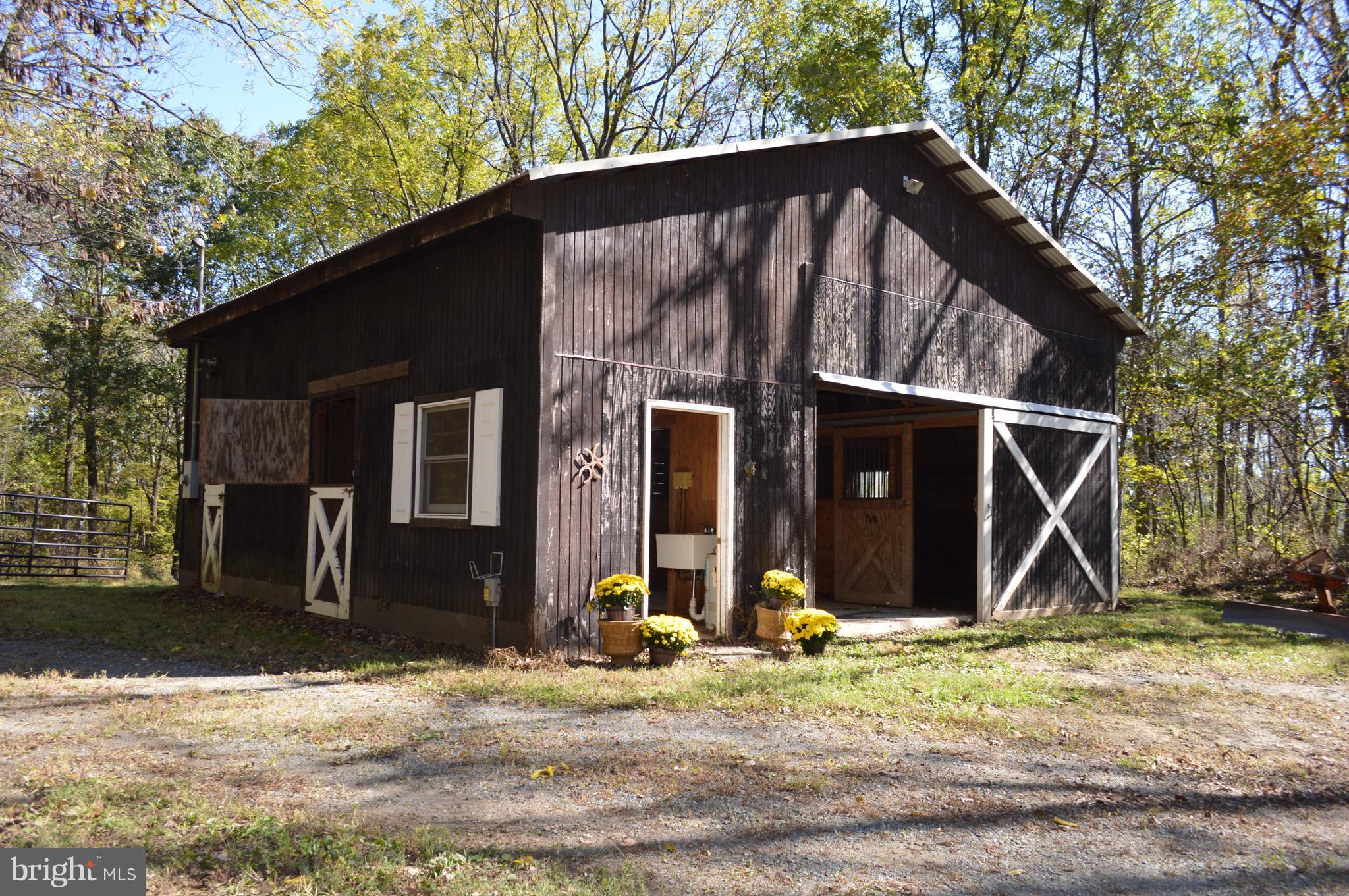 11420 Pleasant Vale Road Markham, VA 22643 - Photo 2 of 30 Large 30 x 30 Barn