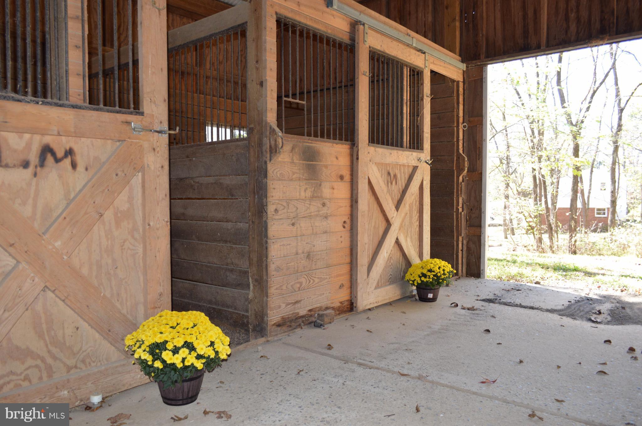 11420 Pleasant Vale Road Markham, VA 22643 - Photo 3 of 30 3 Stalls with Run In & Hay Storage