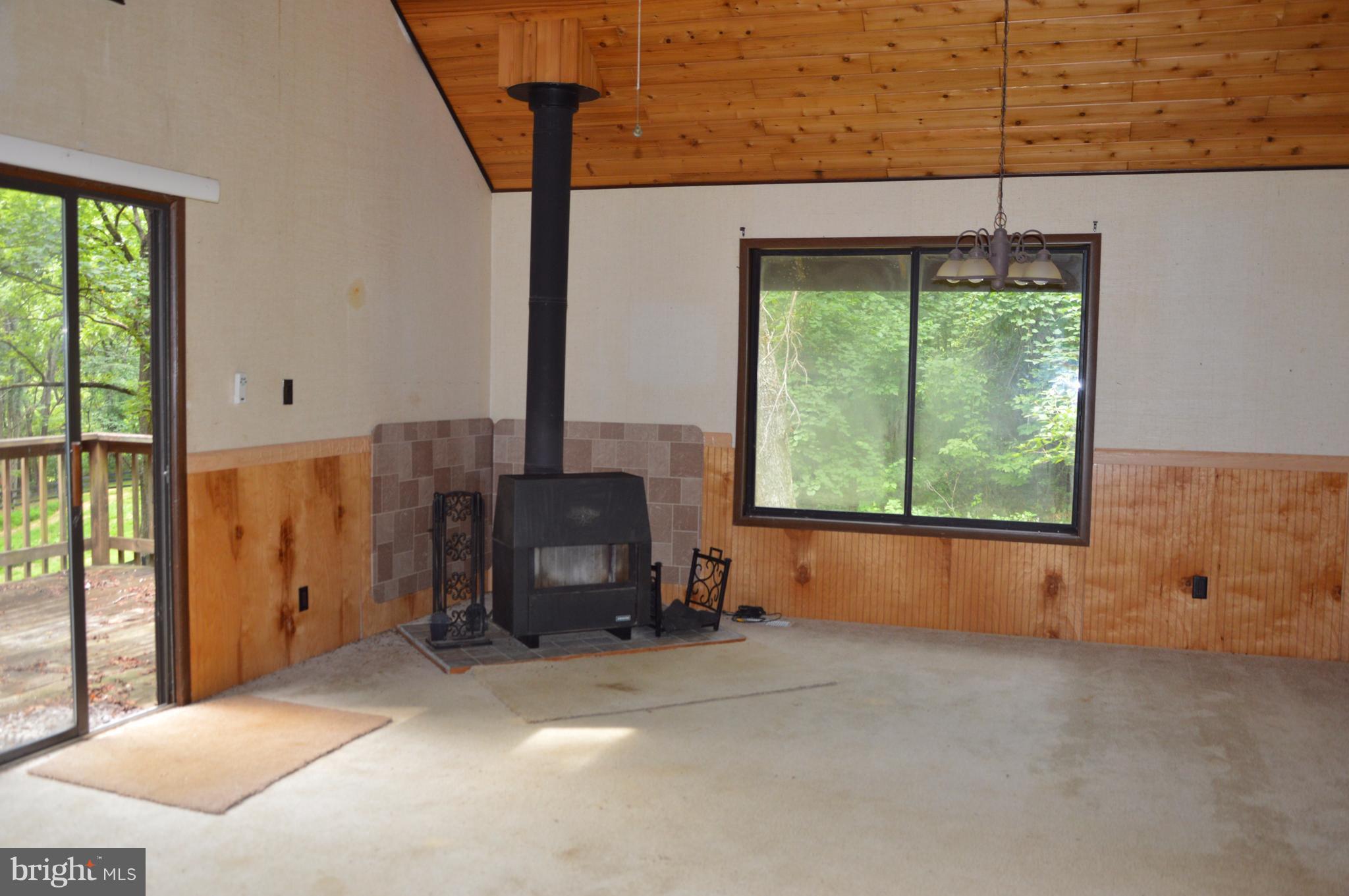 11420 Pleasant Vale Road Markham, VA 22643 - Photo 28 of 30 Living Room of Guest Cottage
