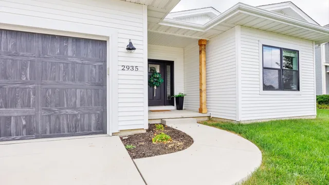 $375,000 | 2935 Glendale Lane, Normal, IL 61761