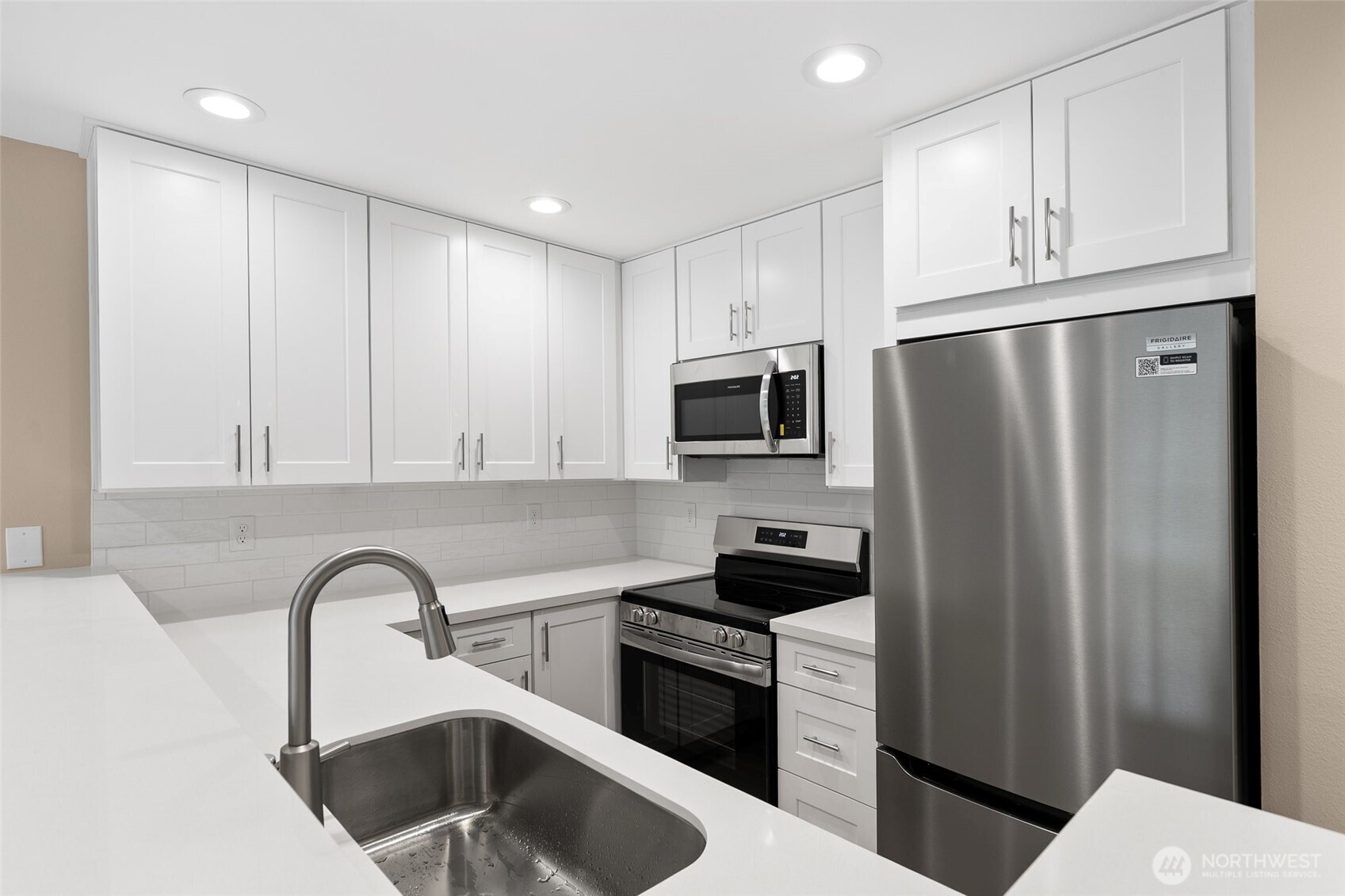 2000 West Barrett Street, Unit 202 Seattle, WA 98199 - Photo 10 of 24