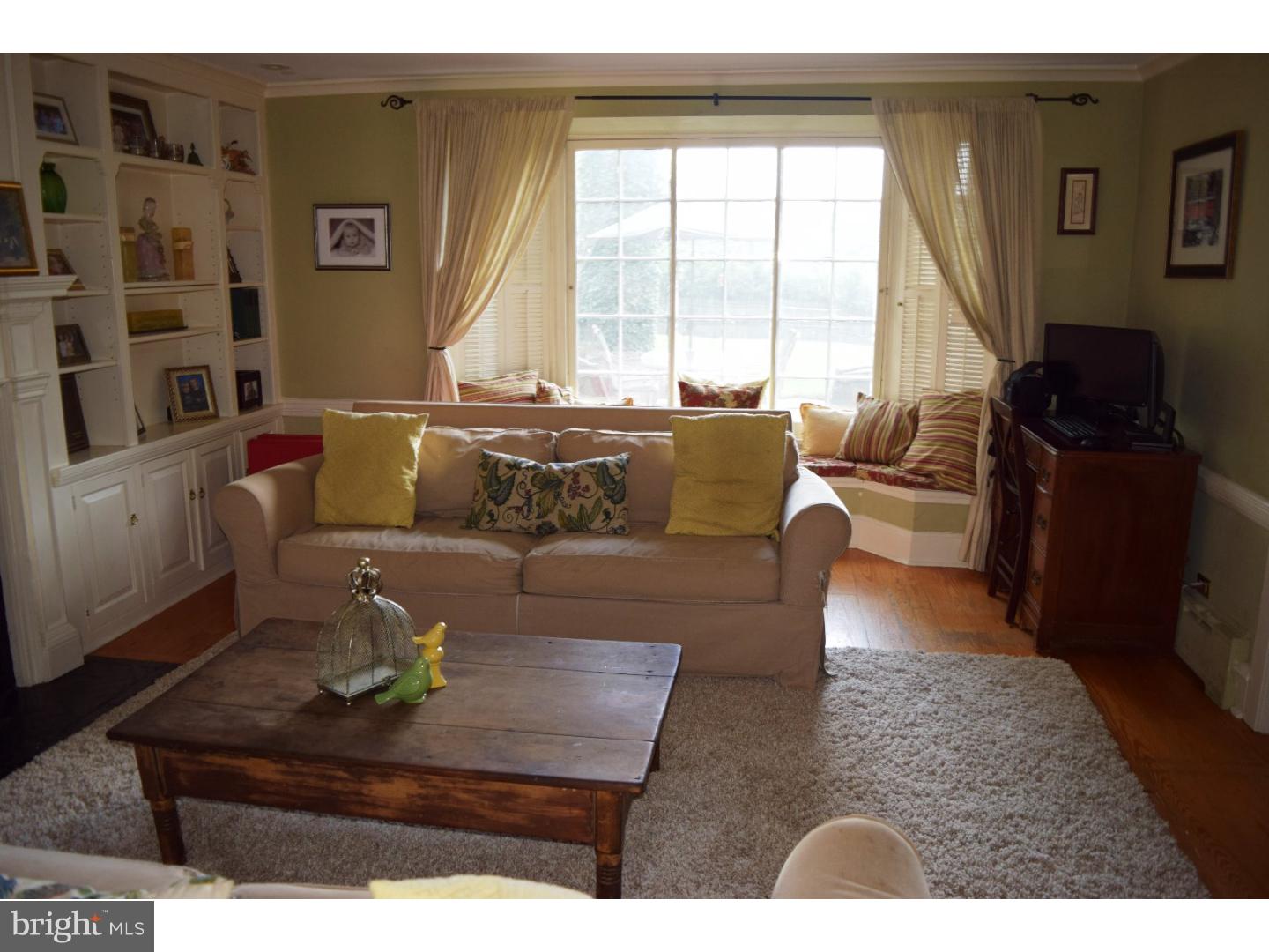 605 Babylon Road Horsham, PA 19044 - Photo 8 of 24 Living Room