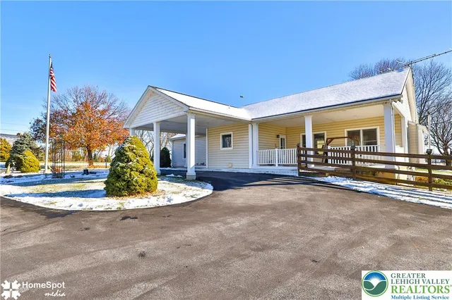 a view of a house with entertaining space