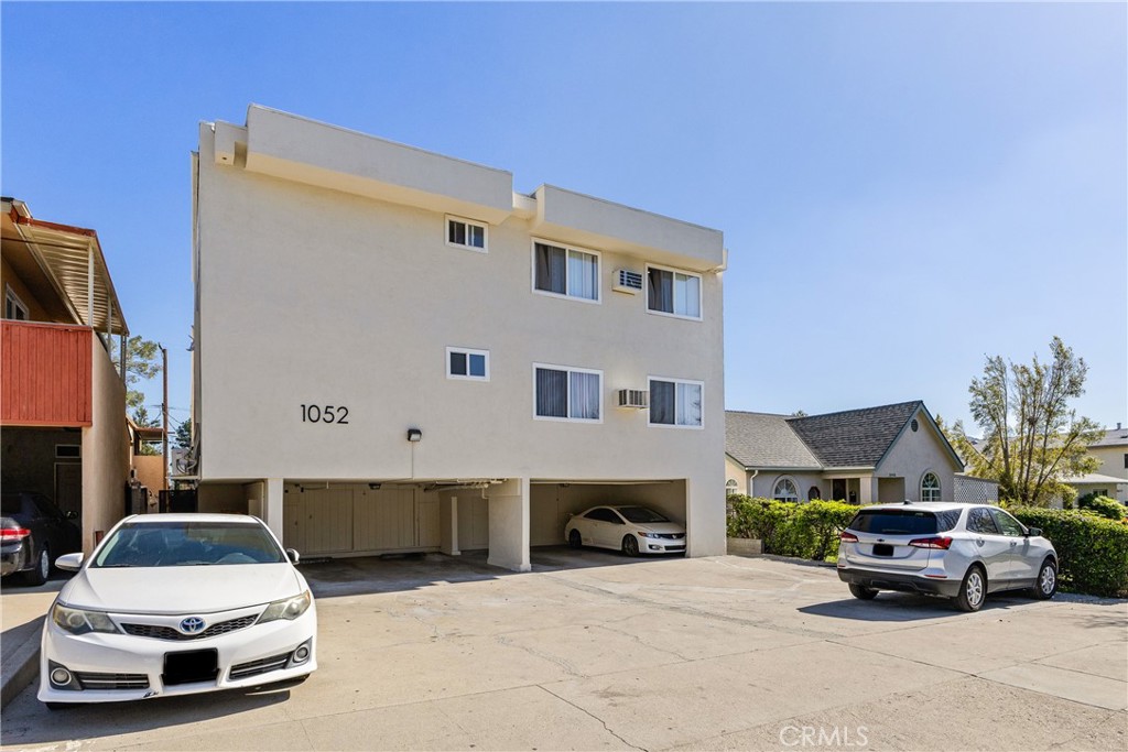 1052 Elm Avenue Glendale, CA 91201 - Photo 2 of 34