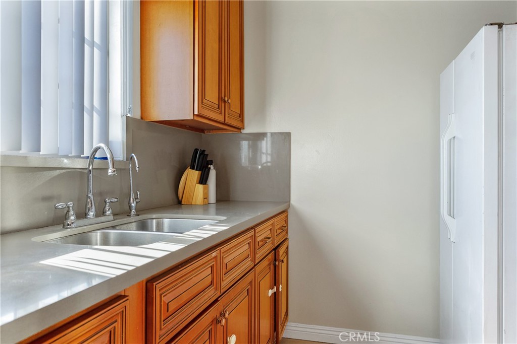 1052 Elm Avenue Glendale, CA 91201 - Photo 7 of 34