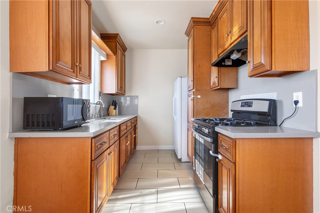 1052 Elm Avenue Glendale, CA 91201 - Photo 8 of 34