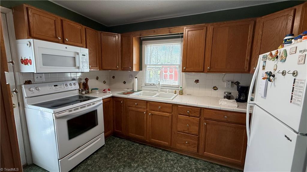 3543 Wall Road Greensboro, NC 27407 - Photo 18 of 37 Kitchen