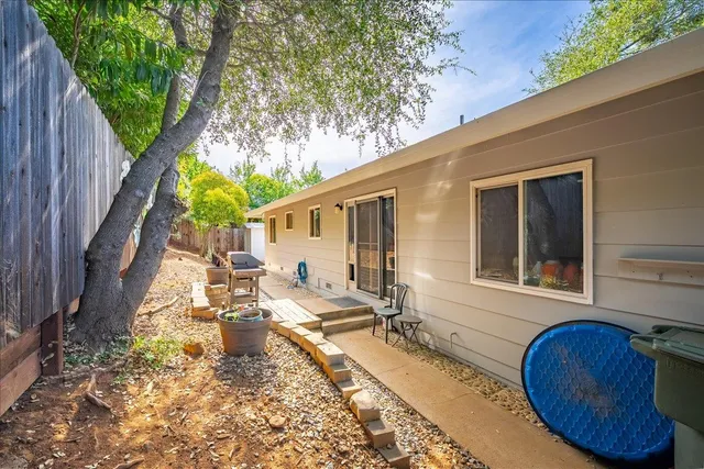 a view of a backyard