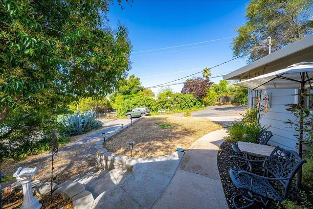 a view of a backyard