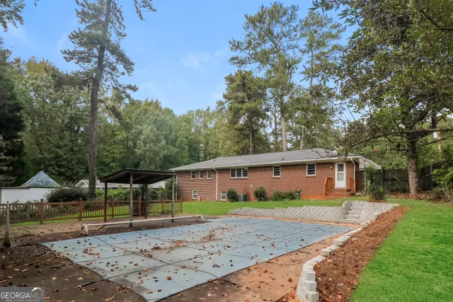 a view of a house with a backyard
