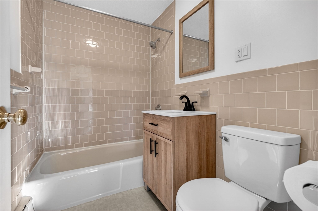 A1 Colonial Drive, Unit 10 Andover, MA 01810 - Photo 5 of 18 a bathroom with a sink a toilet and a bathtub