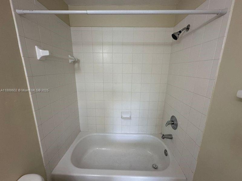 1260 Southeast 29th Street, Unit 20359 Homestead, FL 33035 - Photo 16 of 19 a bathroom with a tub