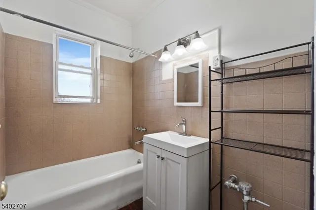 $1,928 | 165 Franklin Street, Unit 408, Bloomfield, NJ 07003