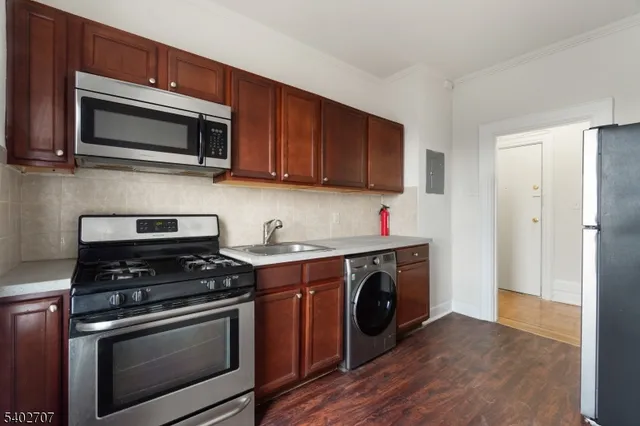 $1,928 | 165 Franklin Street, Unit 408, Bloomfield, NJ 07003