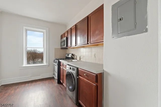 $1,928 | 165 Franklin Street, Unit 408, Bloomfield, NJ 07003