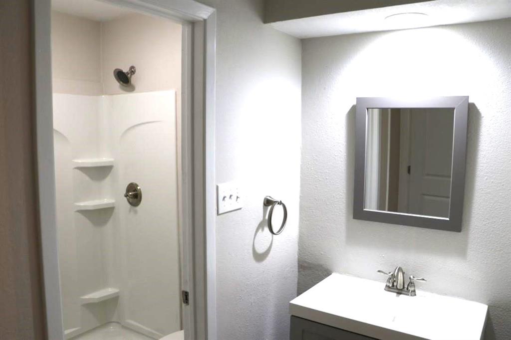 726 Cory Street Grapevine, TX 76051 - Photo 5 of 10 Ensuite