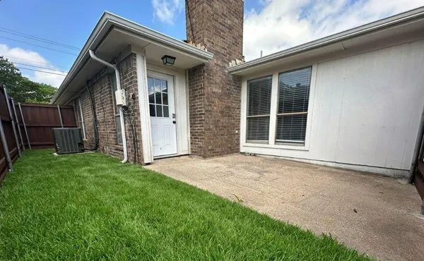 $2,100 | 726 Cory Street, Grapevine, TX 76051