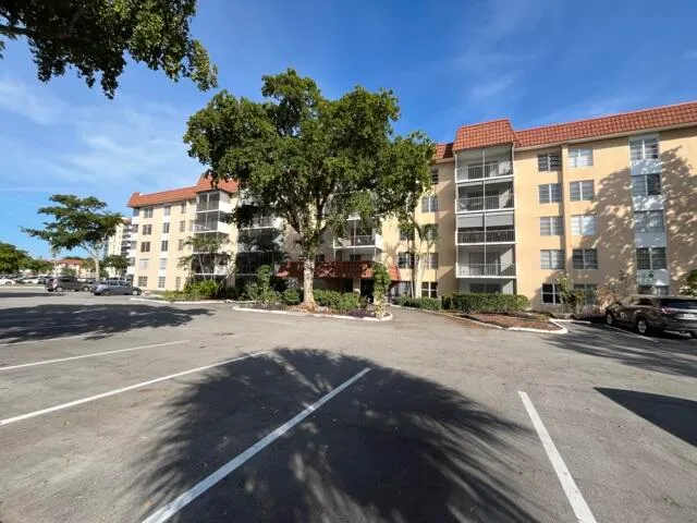 $1,800 | 4160 Inverrary Drive, Unit 207, Lauderhill, FL 33319