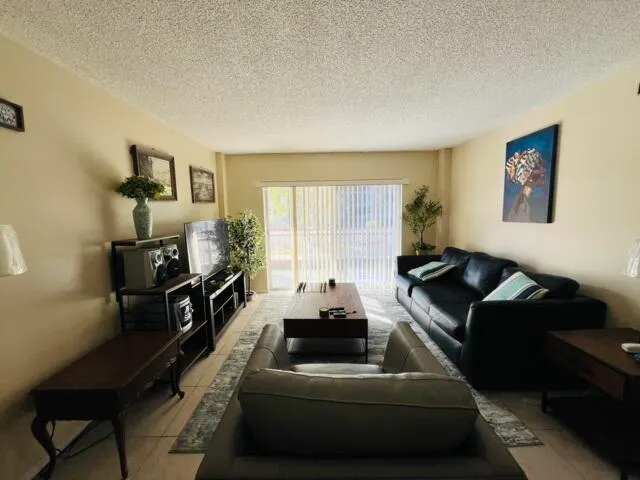 $1,800 | 4160 Inverrary Drive, Unit 207, Lauderhill, FL 33319