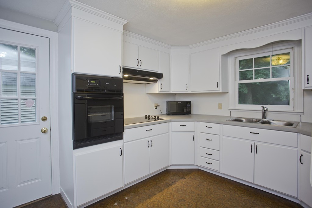515 Maple Road Longmeadow, MA 01106 - Photo 3 of 22
