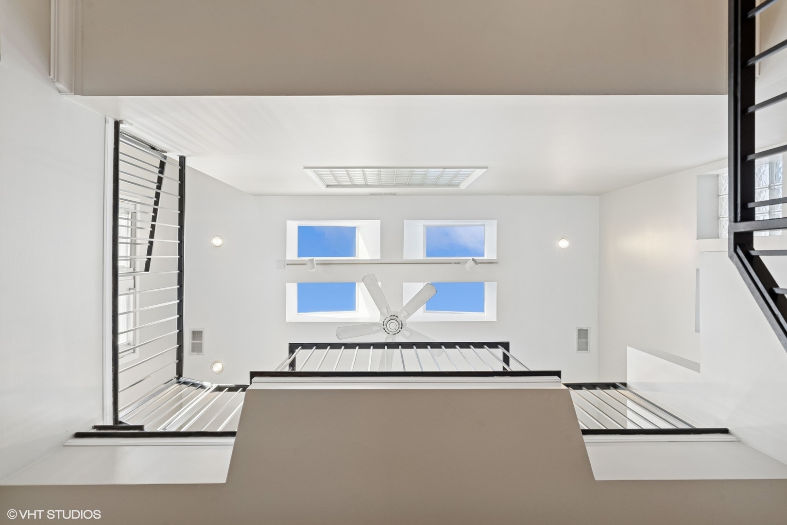 1625 West Barry Avenue, Unit 3 Chicago, IL 60657 - Photo 16 of 32