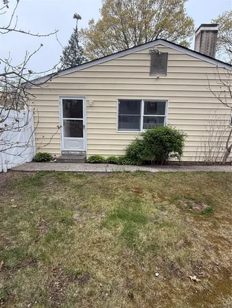 $1,900 | 5 Whitney Lane, Coram, NY 11727