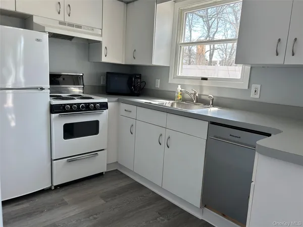 $1,900 | 5 Whitney Lane, Coram, NY 11727