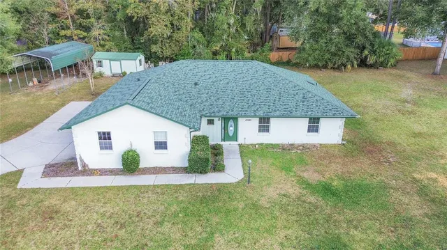 a view of a house with backyard
