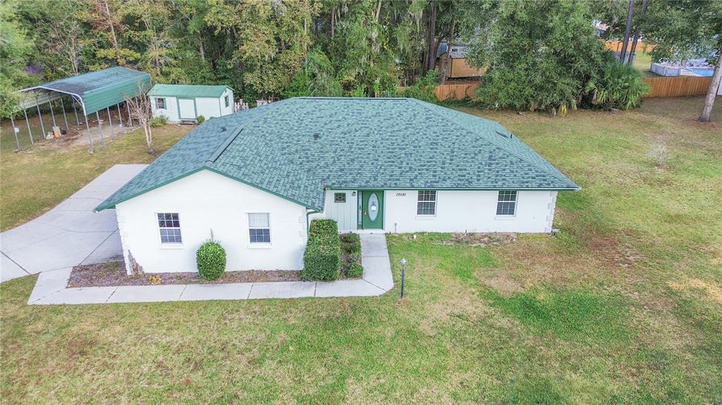 a view of a house with backyard