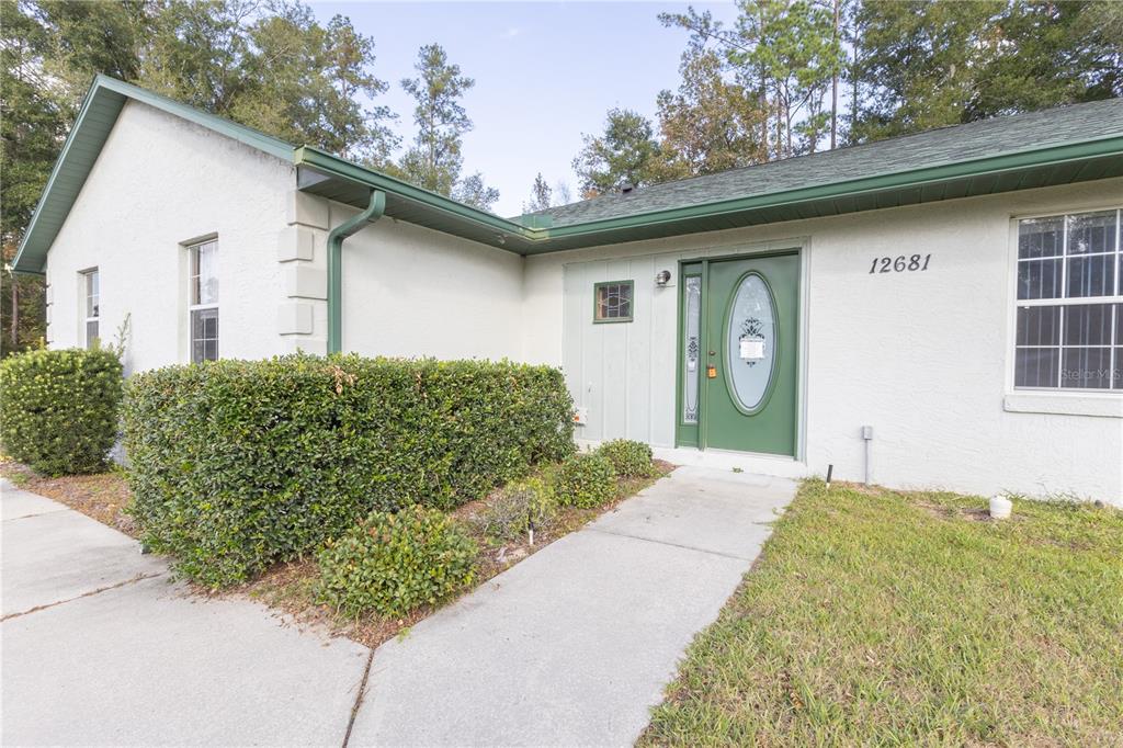 12681 Southeast 54th Avenue Belleview, FL 34420 - Photo 42 of 46 a front view of a house with garden