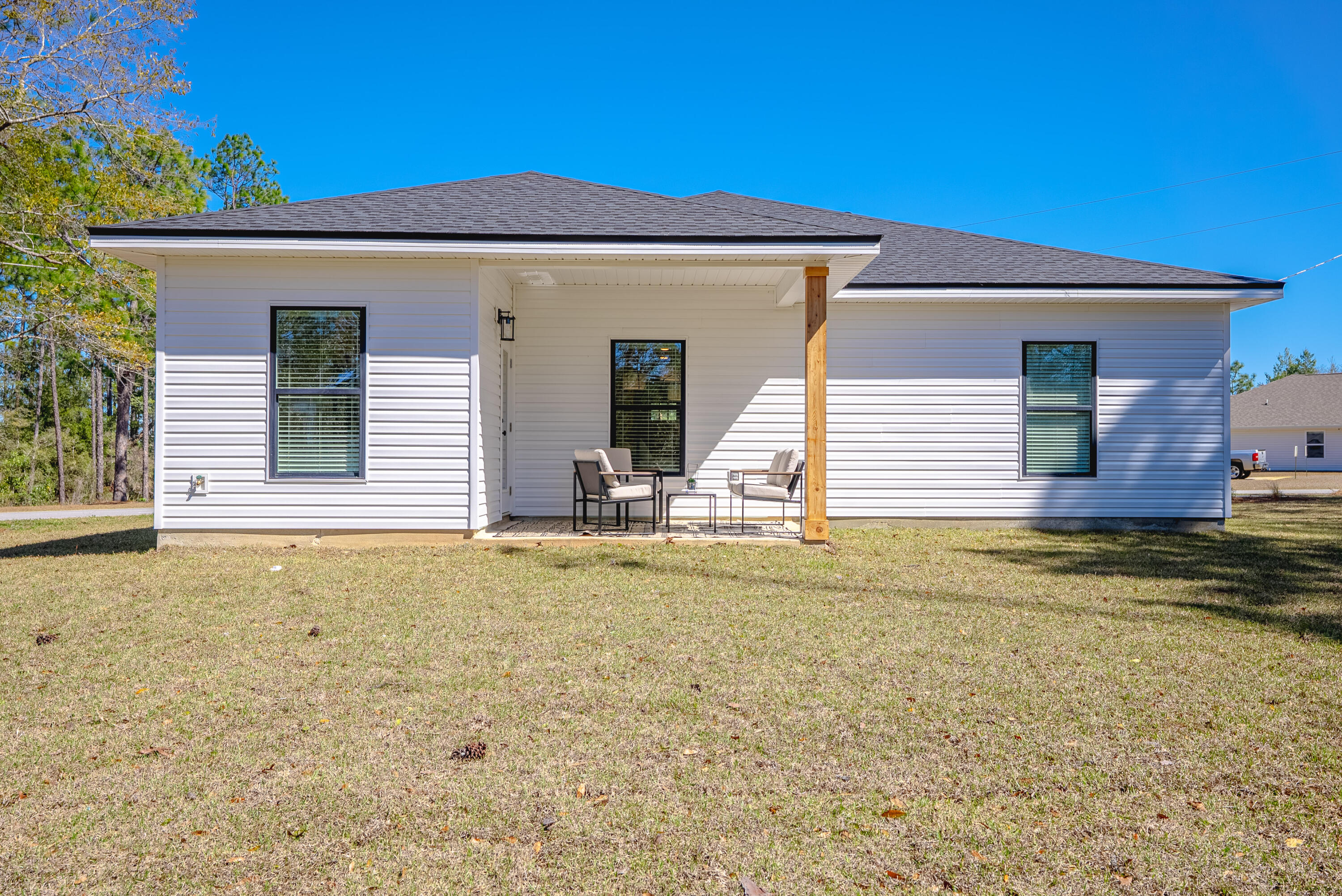 2021 Baldwin Street Chipley, FL 32428 - Photo 28 of 35 front view of a house