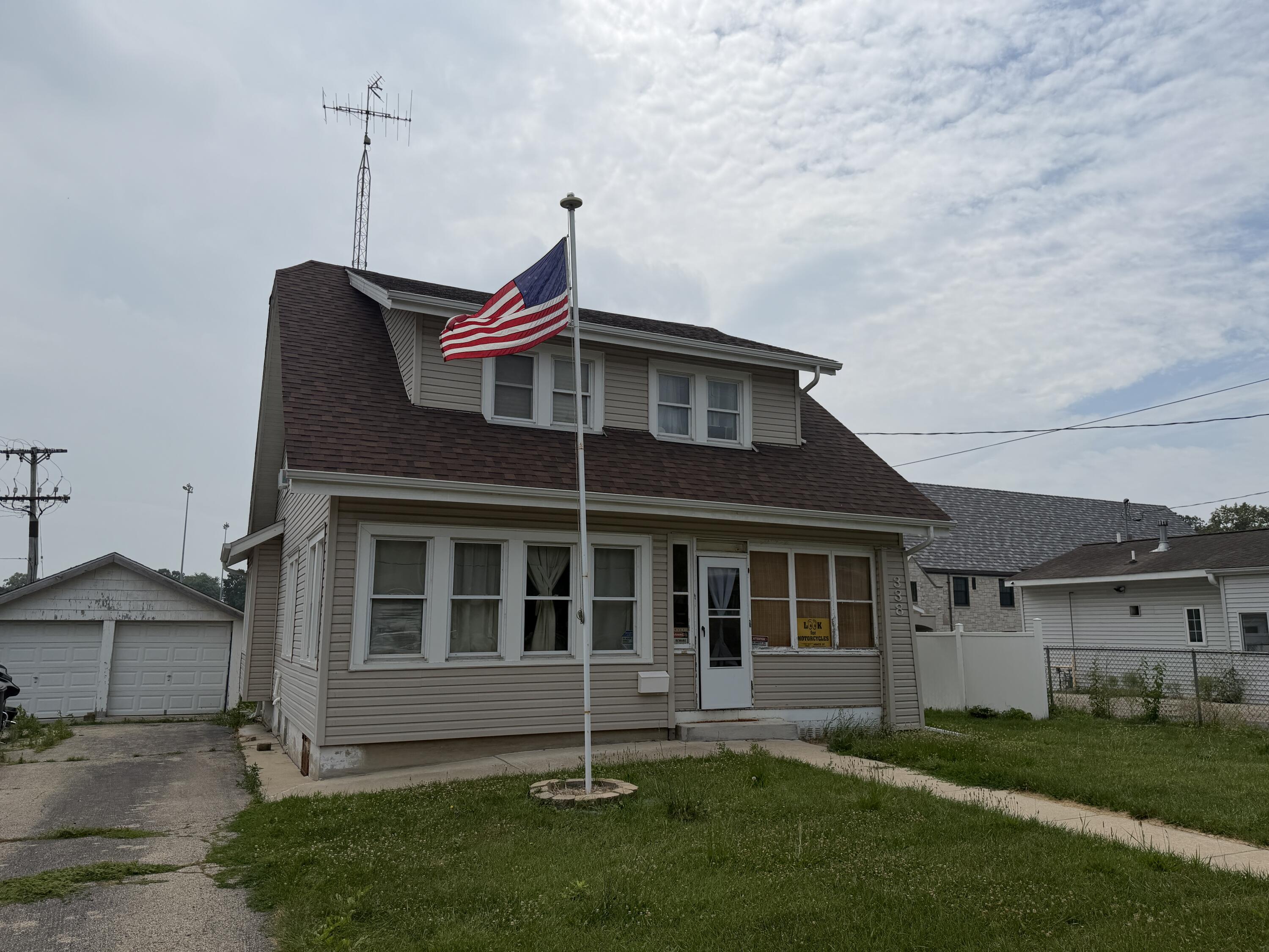 338 East Racine Street Jefferson, WI 53549 - Photo 3 of 149 IMG_6130