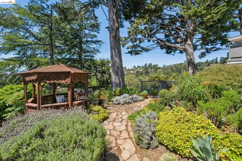 $989,000 | 2250 Pelham Place, Oakland, CA 94611