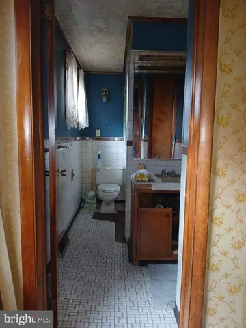a en suite bathroom with a sink and a mirror