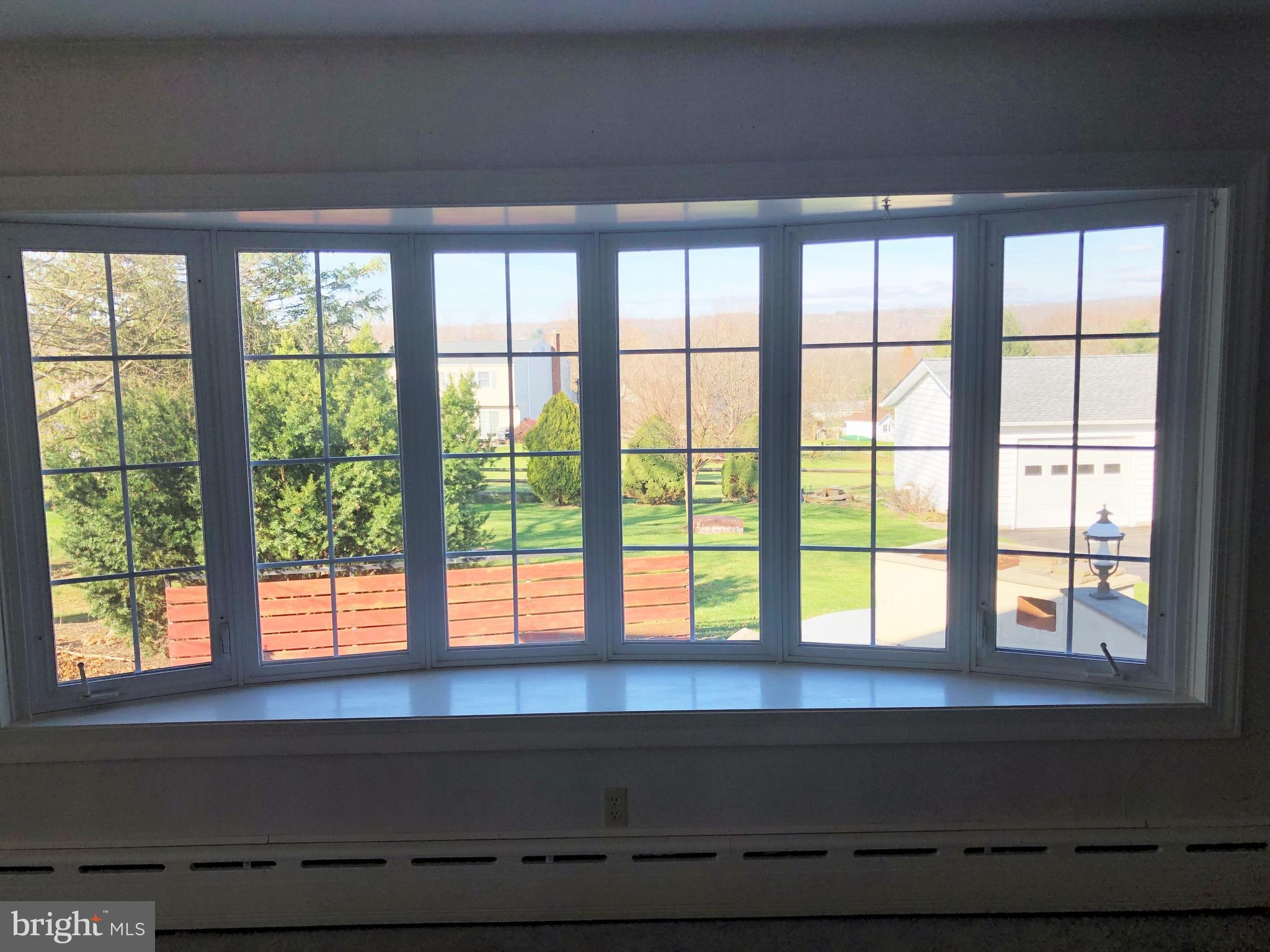 625 Creamery Road Telford, PA 18969 - Photo 41 of 62 10' + BAY WINDOW IN FAMILY ROOM